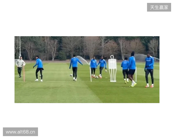 跟队：埃斯特旺参加了切尔西的公开训练，里斯、约恩森缺席
