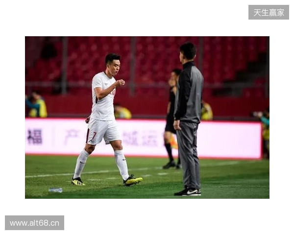 飞踹座椅染红!玉昆官方:门将教练米克尔造成恶劣影响,罚款2万